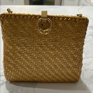 Golden Straw Clutch with Basket-Weave Pattern and Gold Chain